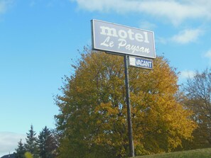 Exterior - Motel Le Paysan (Montreal)