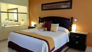 Luxury Junior Suite | Premium bedding, free minibar, laptop workspace, blackout drapes