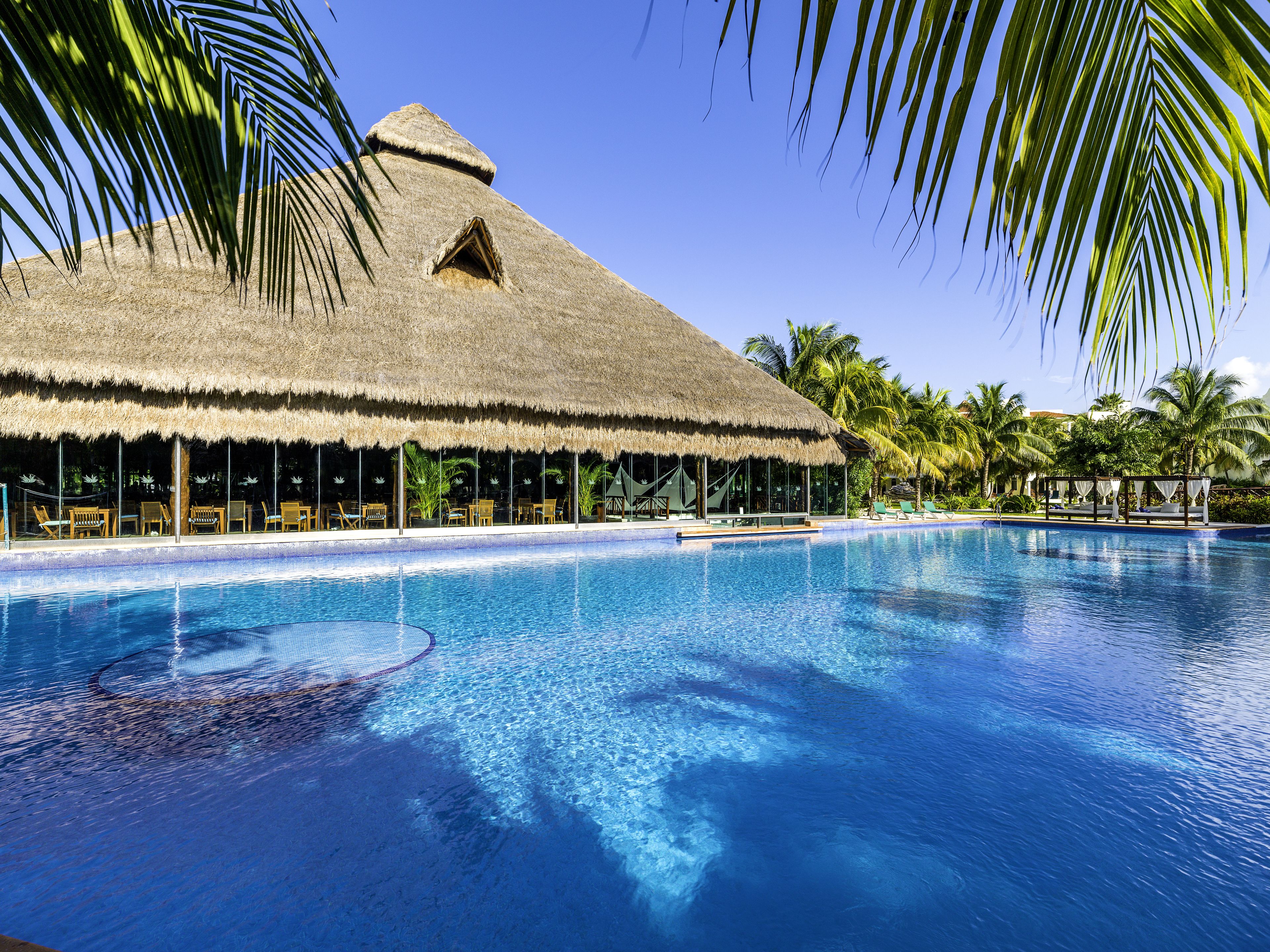 5 outdoor pools, pool umbrellas, sun loungers