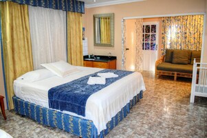 Decoración personalizada, muebles diferentes y cortinas blackout 