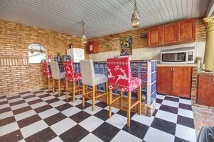 Decoración personalizada, muebles diferentes y cortinas blackout 