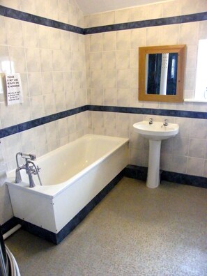 Standard Single Room, Private Bathroom | Bathroom | Free toiletries, hair dryer, towels