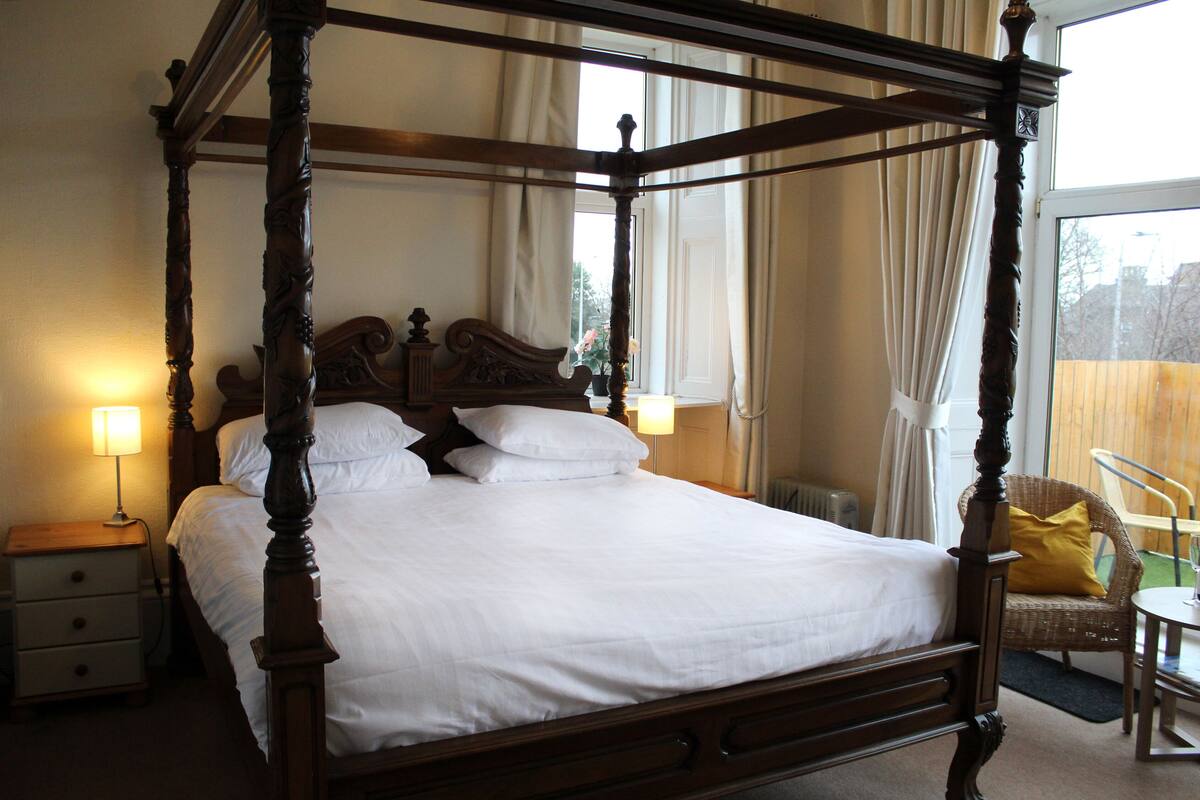 deluxe double room, balcony (four poster) | free cots/infant beds, free wifi, bed sheets