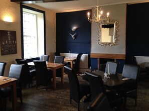 供应午餐和晚餐，英国菜