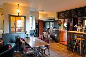 Serverer lunsj og middag