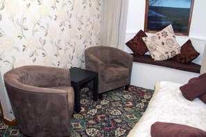 ห้องสแตนดาร์ดดับเบิล, อ่างอาบน้ำ (Room 11) | บริเวณนั่งเล่น | ทีวี