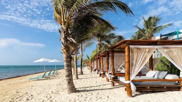 Playa | En la playa, playa de arena blanca, camastros y sombrillas