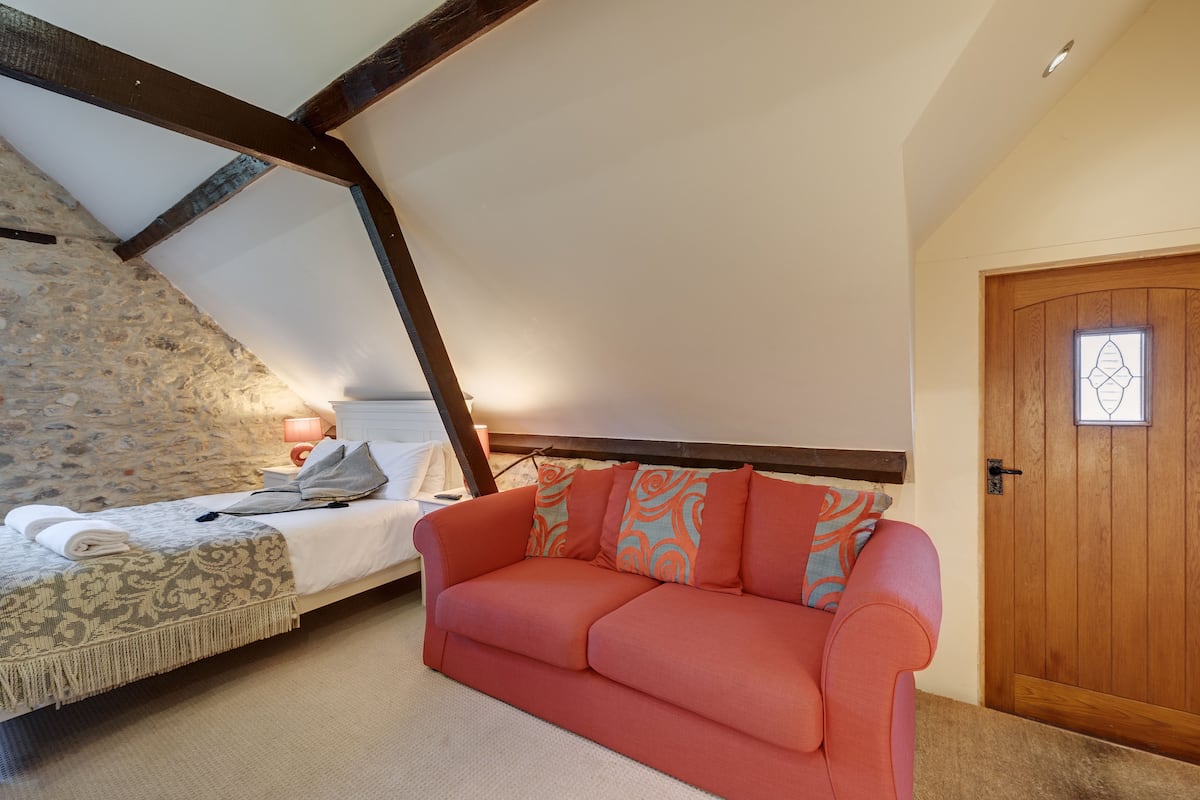Deluxe Studio | Iron/ironing board, free cribs/infant beds, rollaway beds, free WiFi