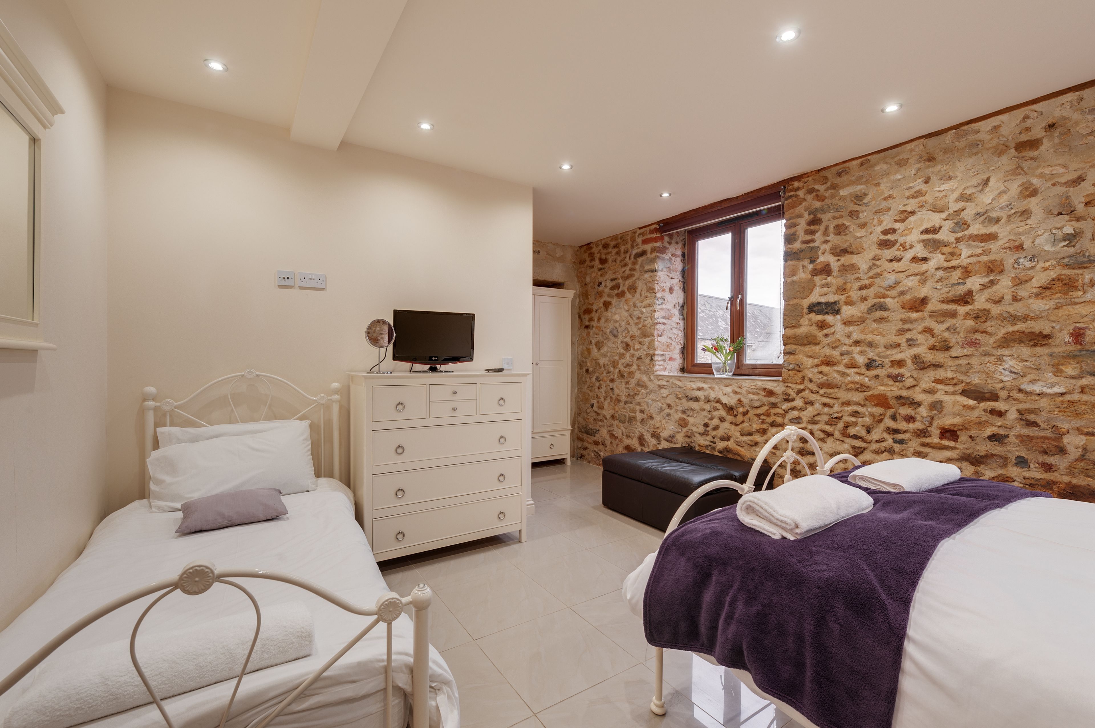 luxury apartment, 2 bedrooms, ground floor | iron/ironing board, free cots/infant beds, rollaway beds, free wifi