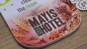 Tarjeta de hotel con el nombre 'MAYIS HOTEL' y un gráfico de un león.