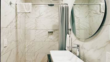 Habitación estándar doble | Baño | Ducha y cabezal de ducha tipo lluvia