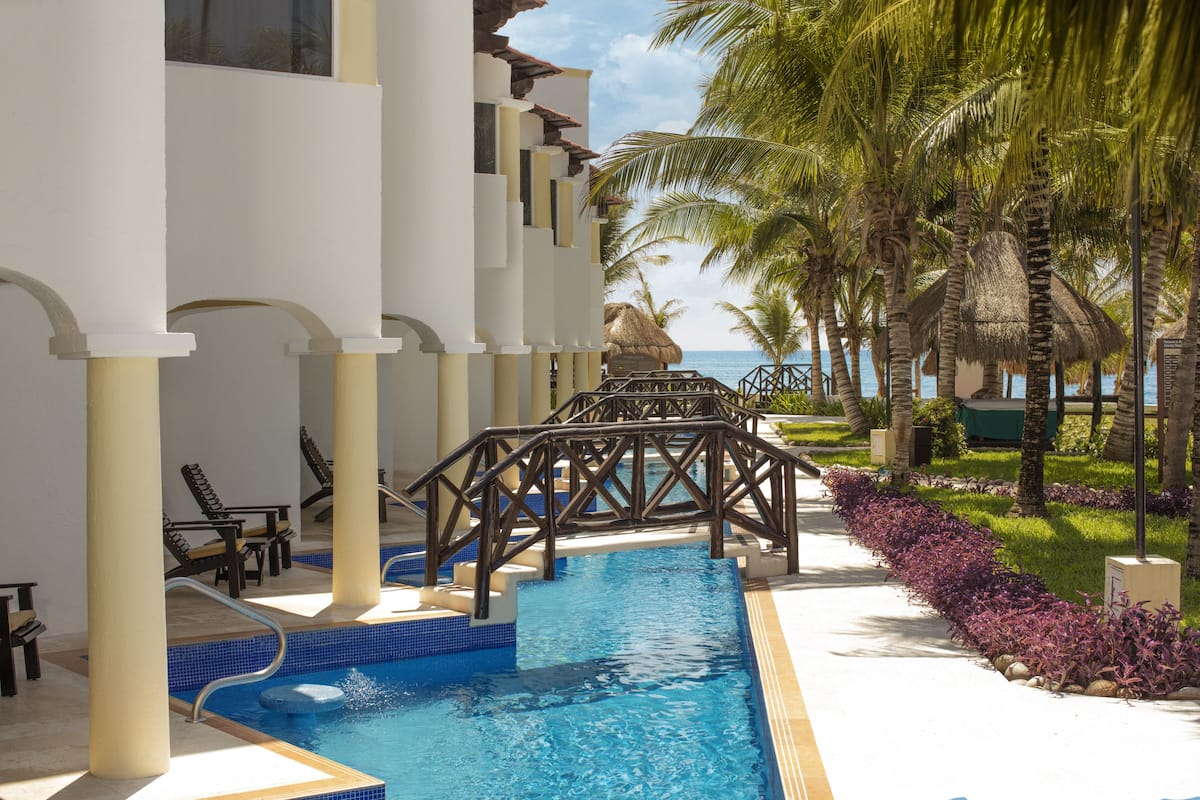 Ocean Front Swim Up Junior Suite | Balcon
