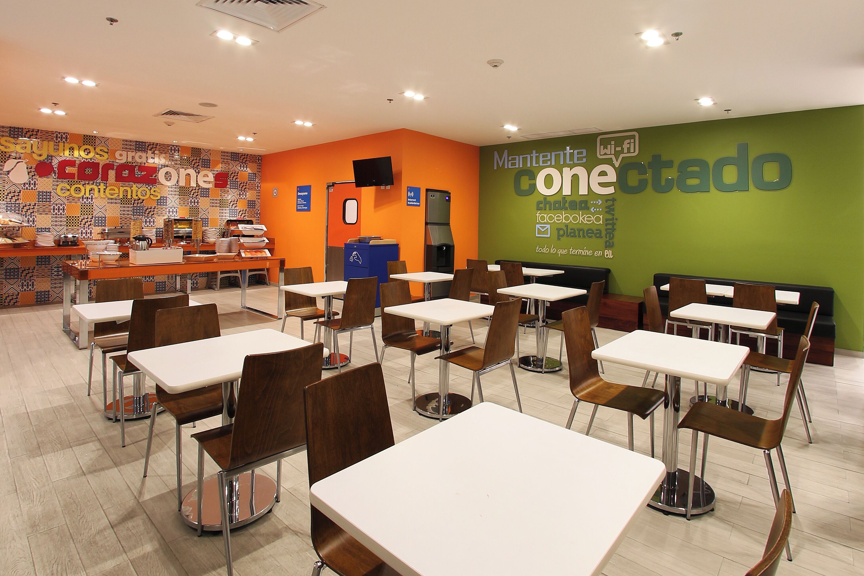 بوفيه فطور مجانًا يوميًا