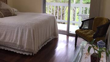 Phòng, 2 giường đôi, lanai (Heliconia, Shared Bathroom) | Bàn, bàn ủi/dụng cụ ủi quần áo, truy cập Internet không dây miễn phí