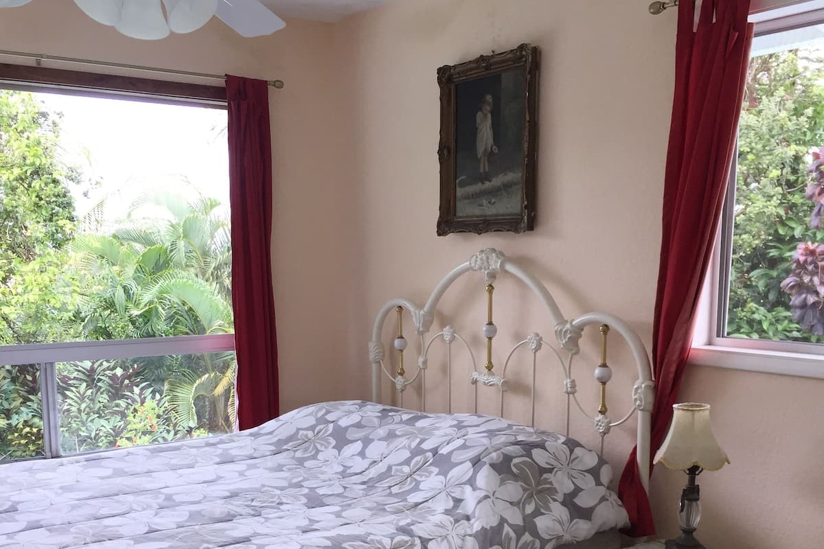 Superior Room, 1 Queen Bed (Sunset Palm, Shared Bathroom) | Desk, iron/ironing board, free WiFi, bed sheets