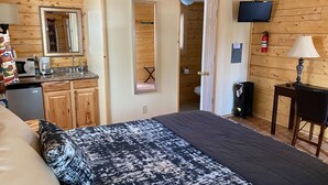 Cabin | Desk, WiFi (free), bed sheets - Tok RV Village & Cabins (Tok)