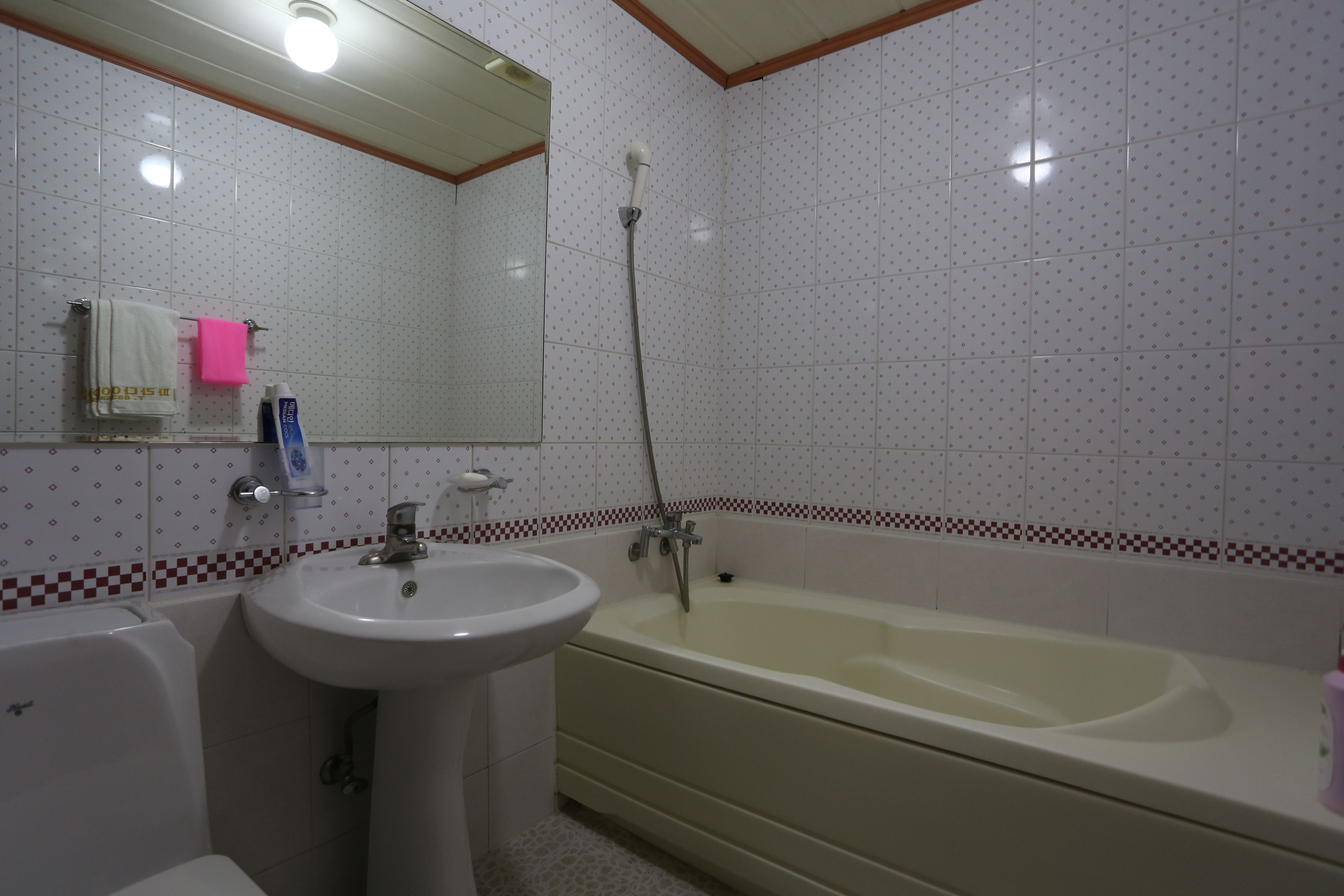 standard twin room | bathroom | hair dryer, dressing gowns, slippers, towels