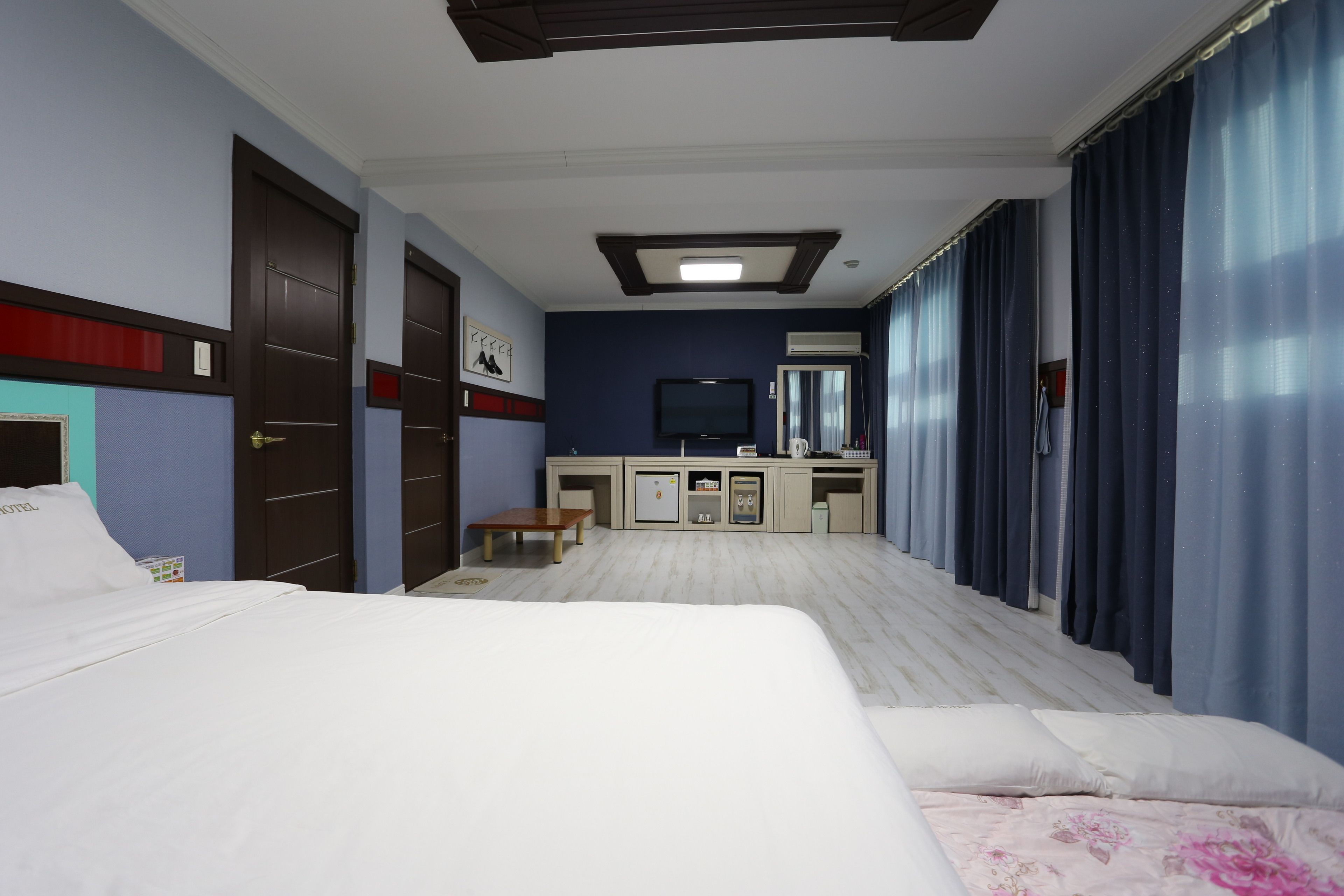 family room | free wifi, bed sheets