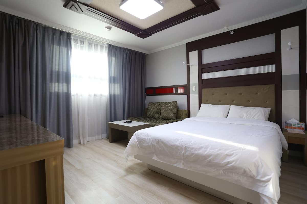 Free WiFi, bed sheets