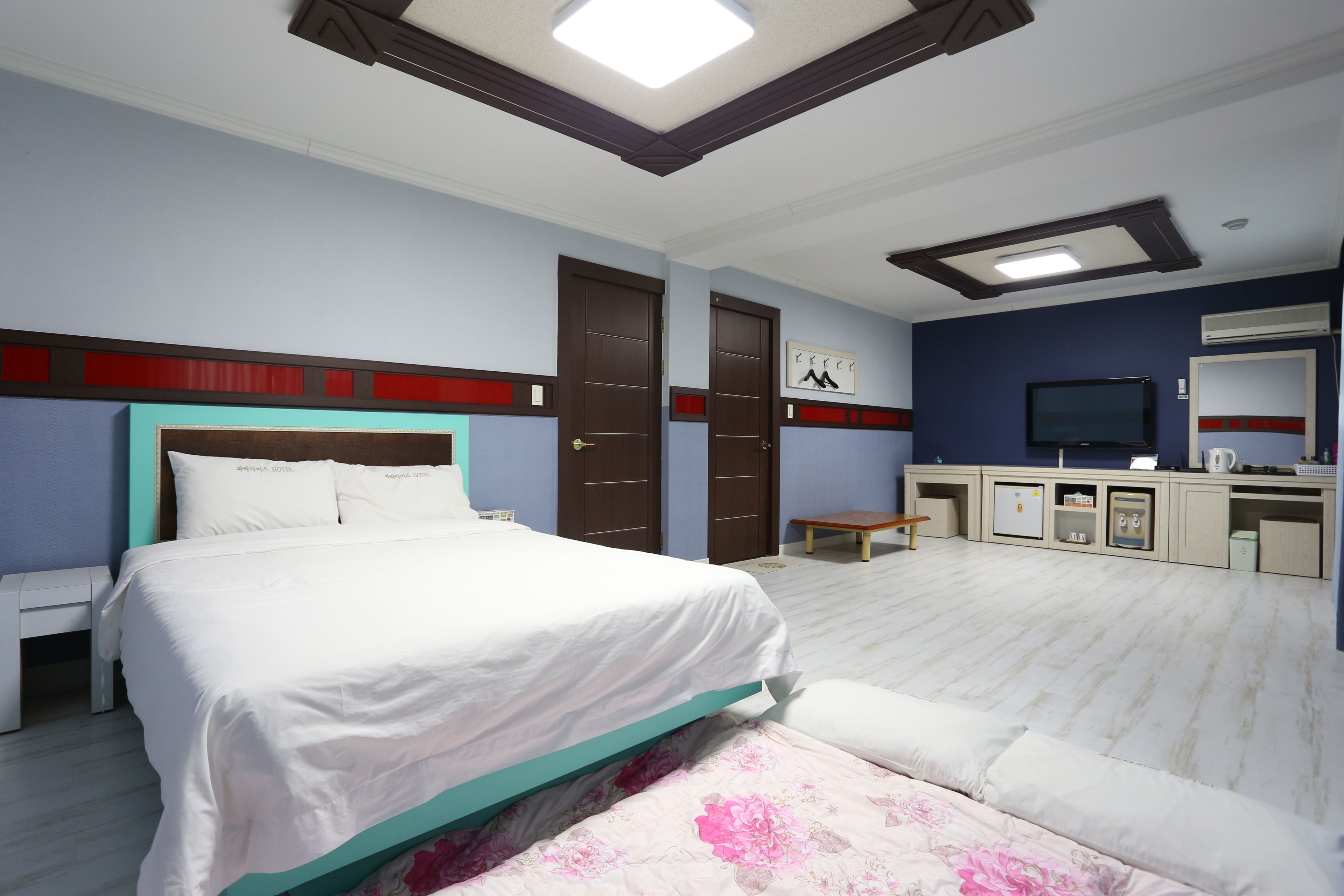 family room | free wifi, bed sheets