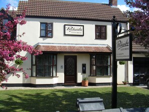 Individually decorated, individually furnished, laptop workspace - Parkside Guest House (Goole)