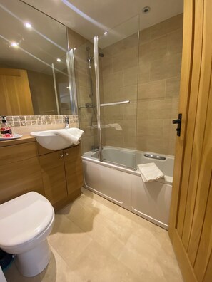 Standard Room, Ground Floor (Room 9) | Bathroom | Hair dryer, towels - Parkside Guest House (Goole)