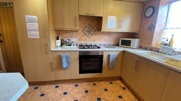 Refrigerador con freezer, microondas, horno, placa de cocina