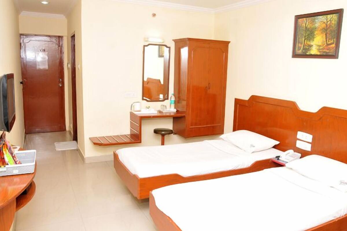 Standard Room | Premium bedding, in-room safe, desk, iron/ironing board