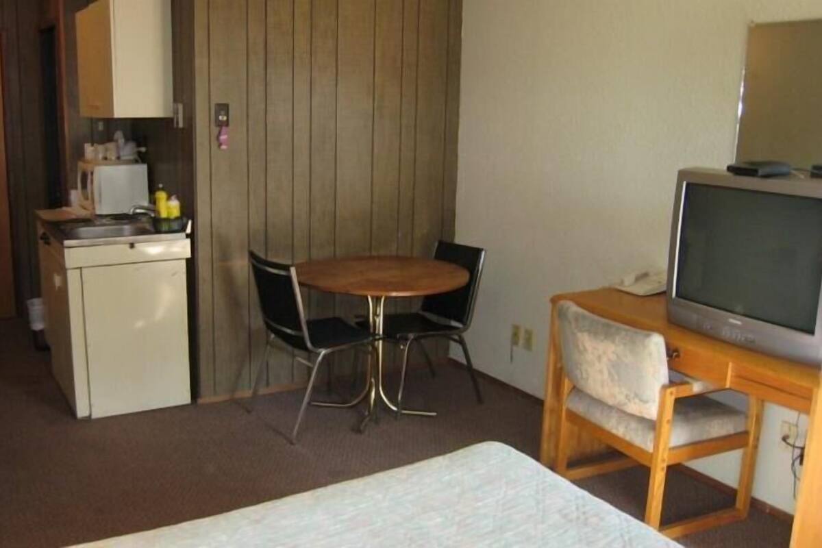 Deluxe-suite - 1 queensize-seng | 1 soveværelse, skrivebord, ekstra senge (tillægsgebyr), gratis Wi-Fi