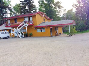 BBQ/picnic area - Willow Inn Motel (Quesnel)