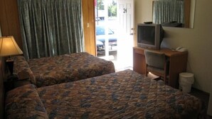 Quarto casal econômico, 2 camas Queen | 1 quarto, escrivaninha, camas extras/dobráveis (sobretaxa)