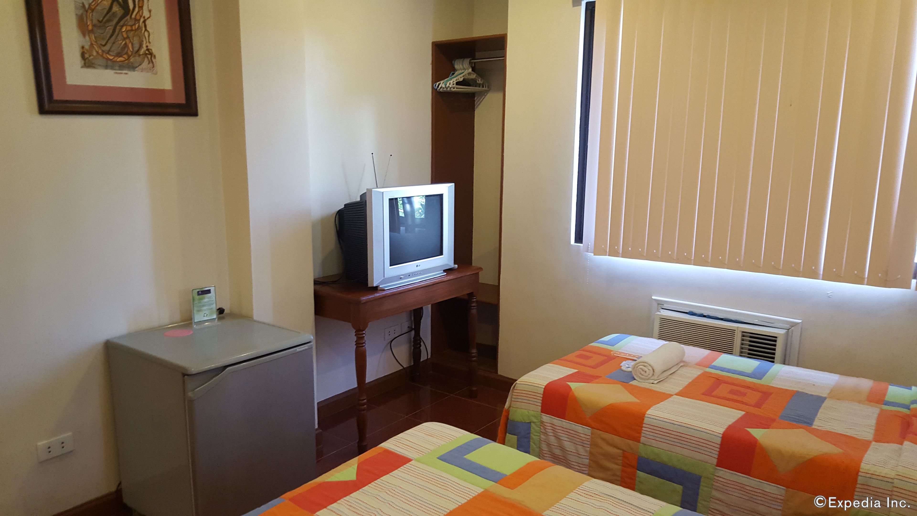 family room | minibar, rollaway beds, bed sheets