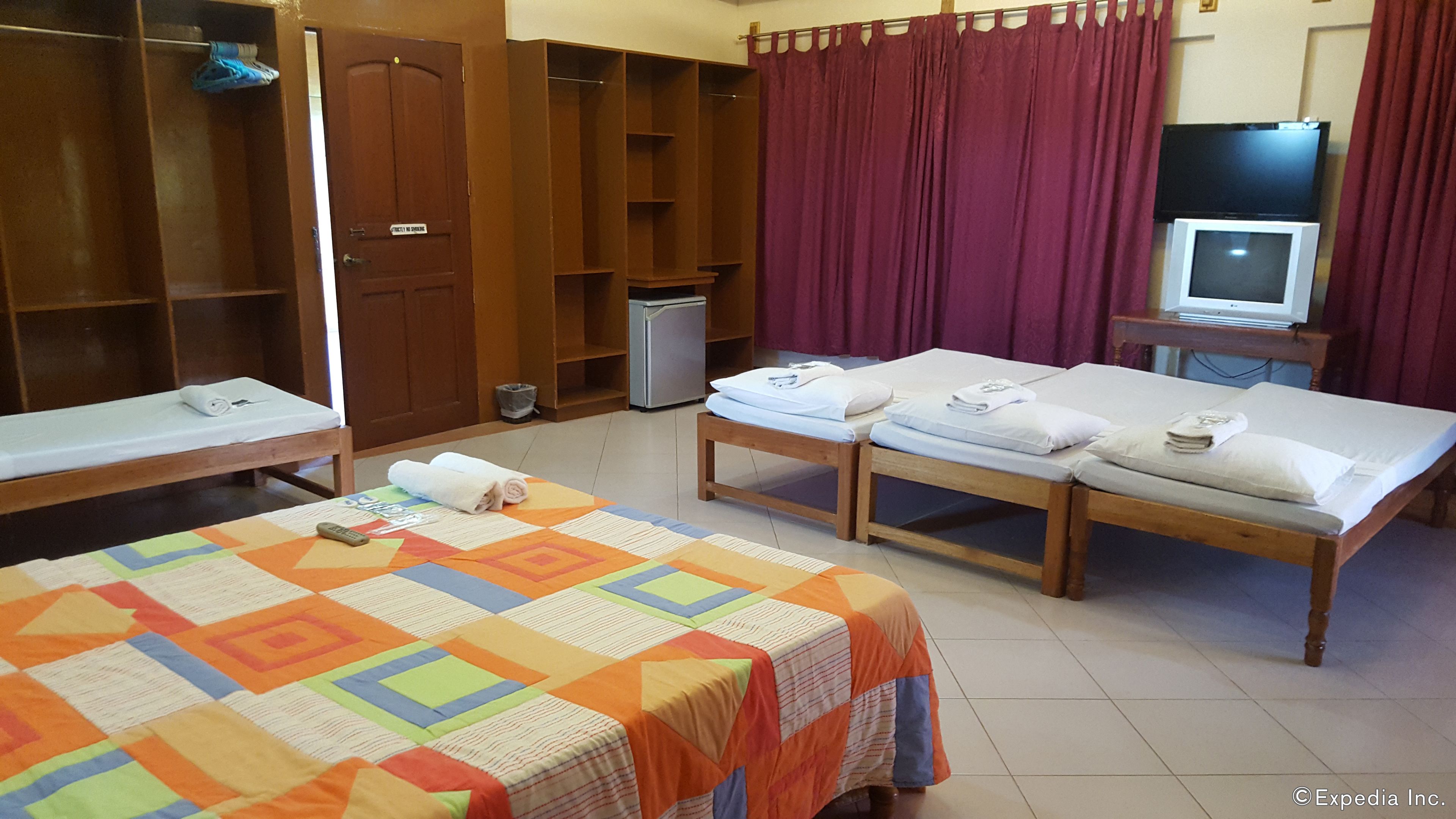 family room | minibar, rollaway beds, bed sheets