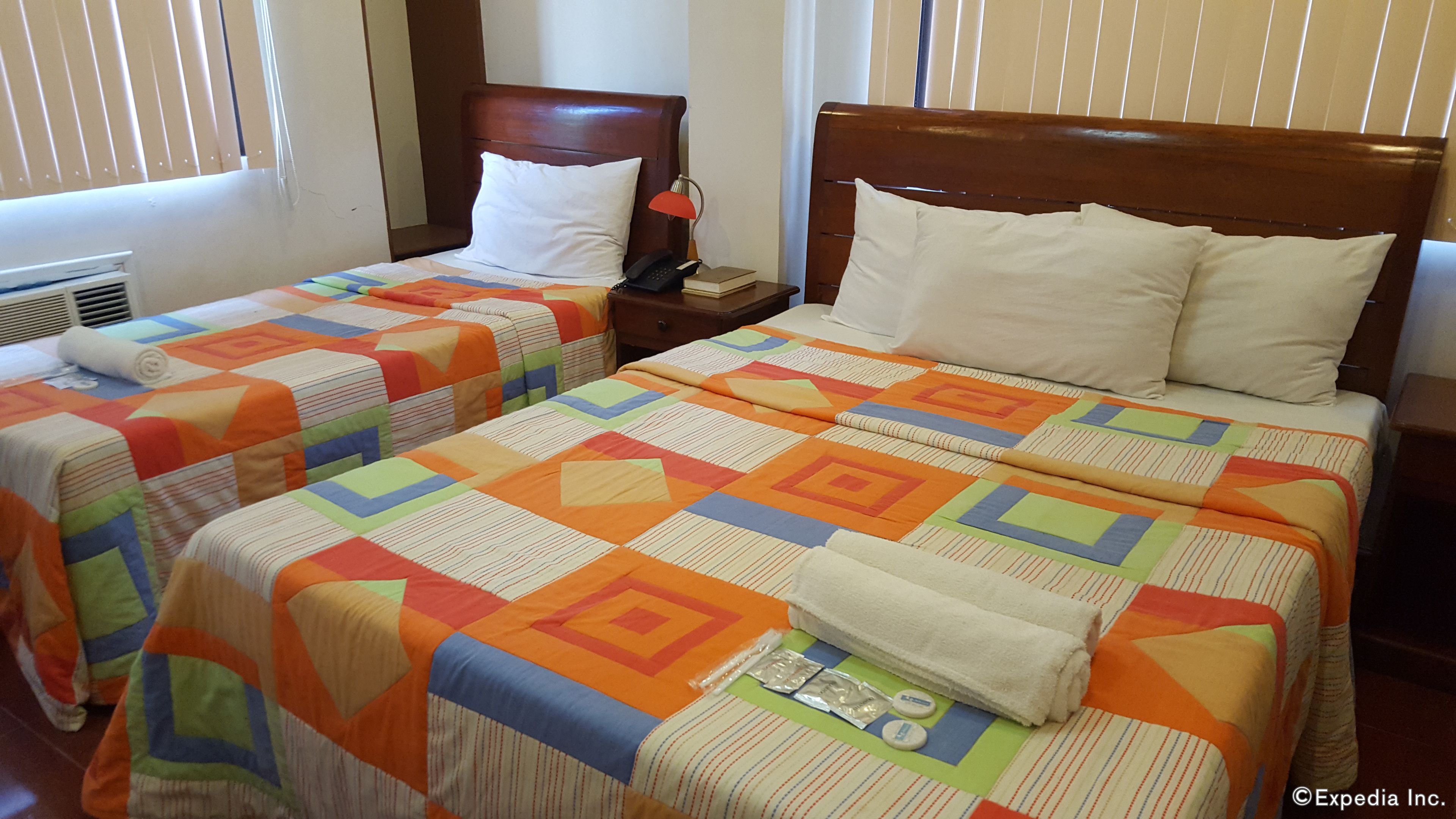 family room | minibar, rollaway beds, bed sheets