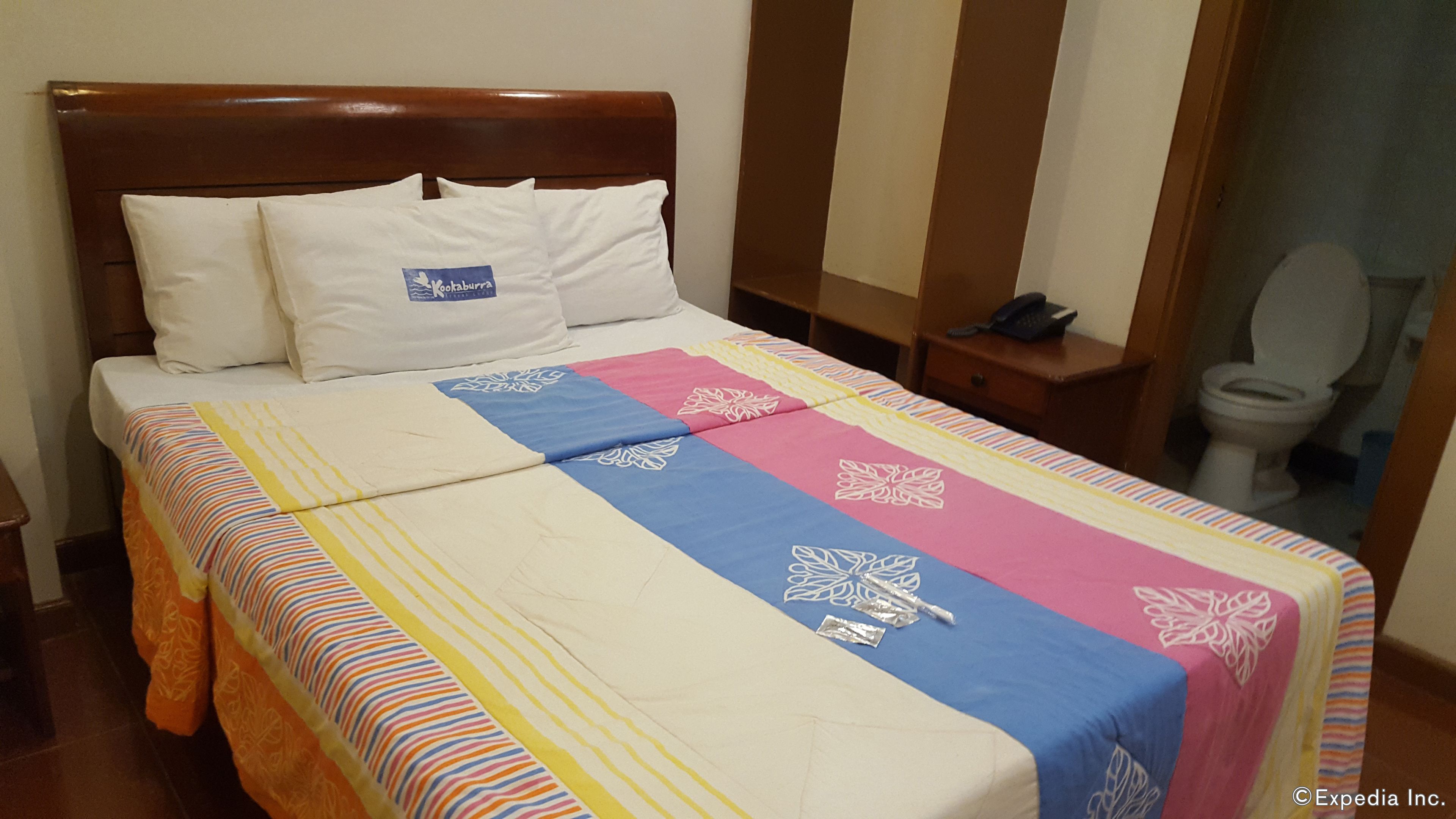 room, 1 queen bed | minibar, rollaway beds, bed sheets