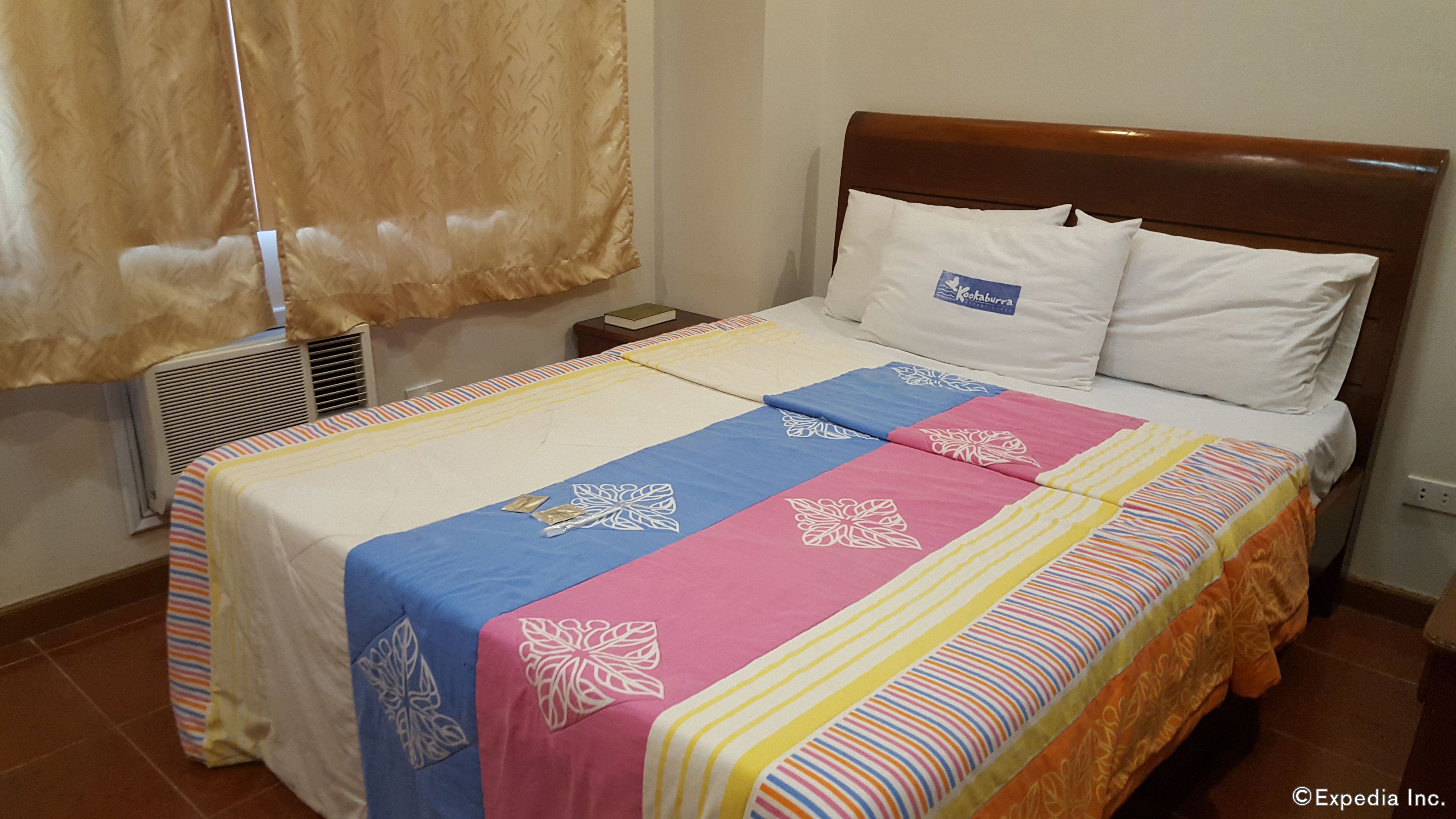 room, 1 queen bed | minibar, rollaway beds, bed sheets