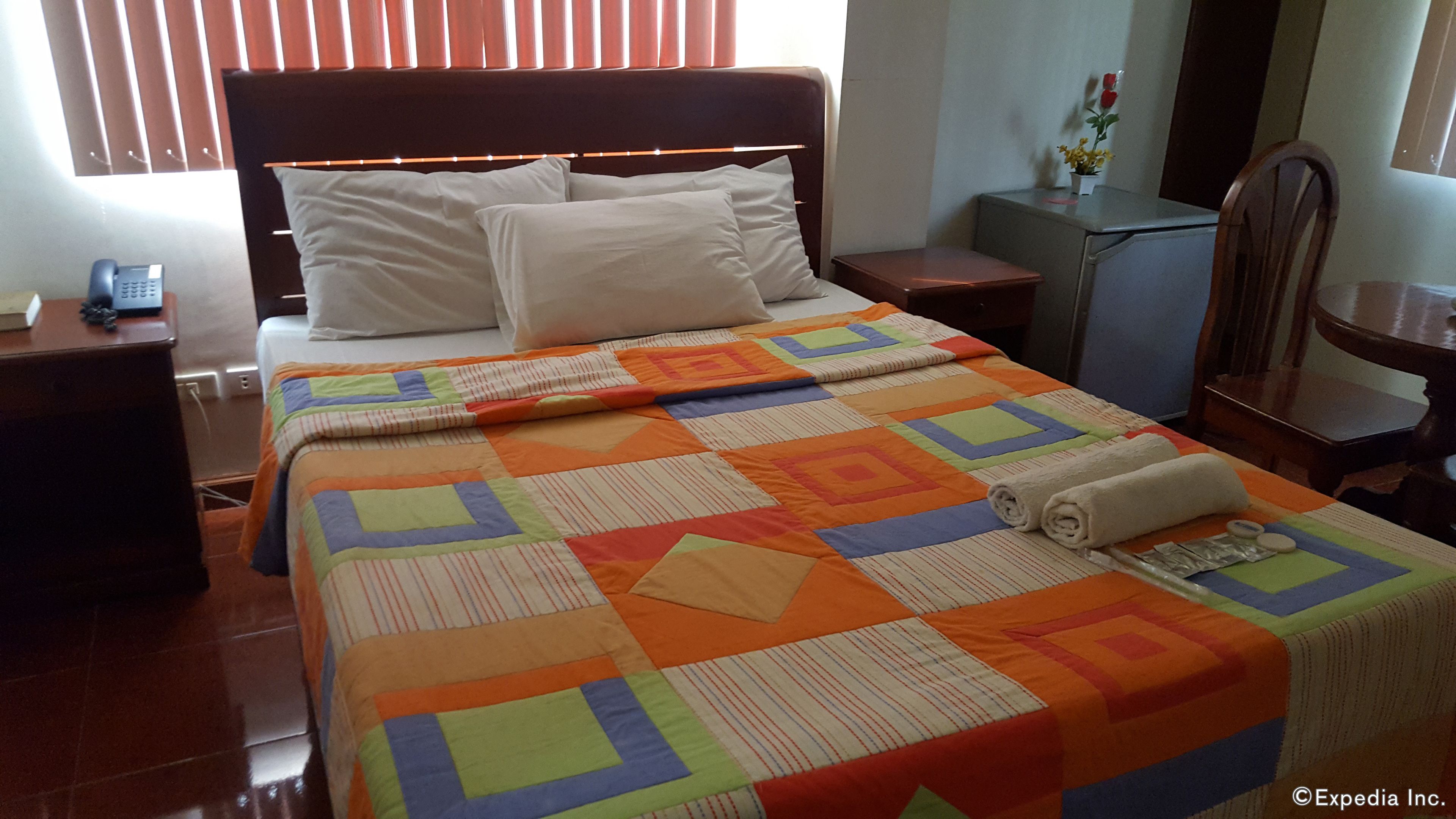 room, 1 queen bed | minibar, rollaway beds, bed sheets