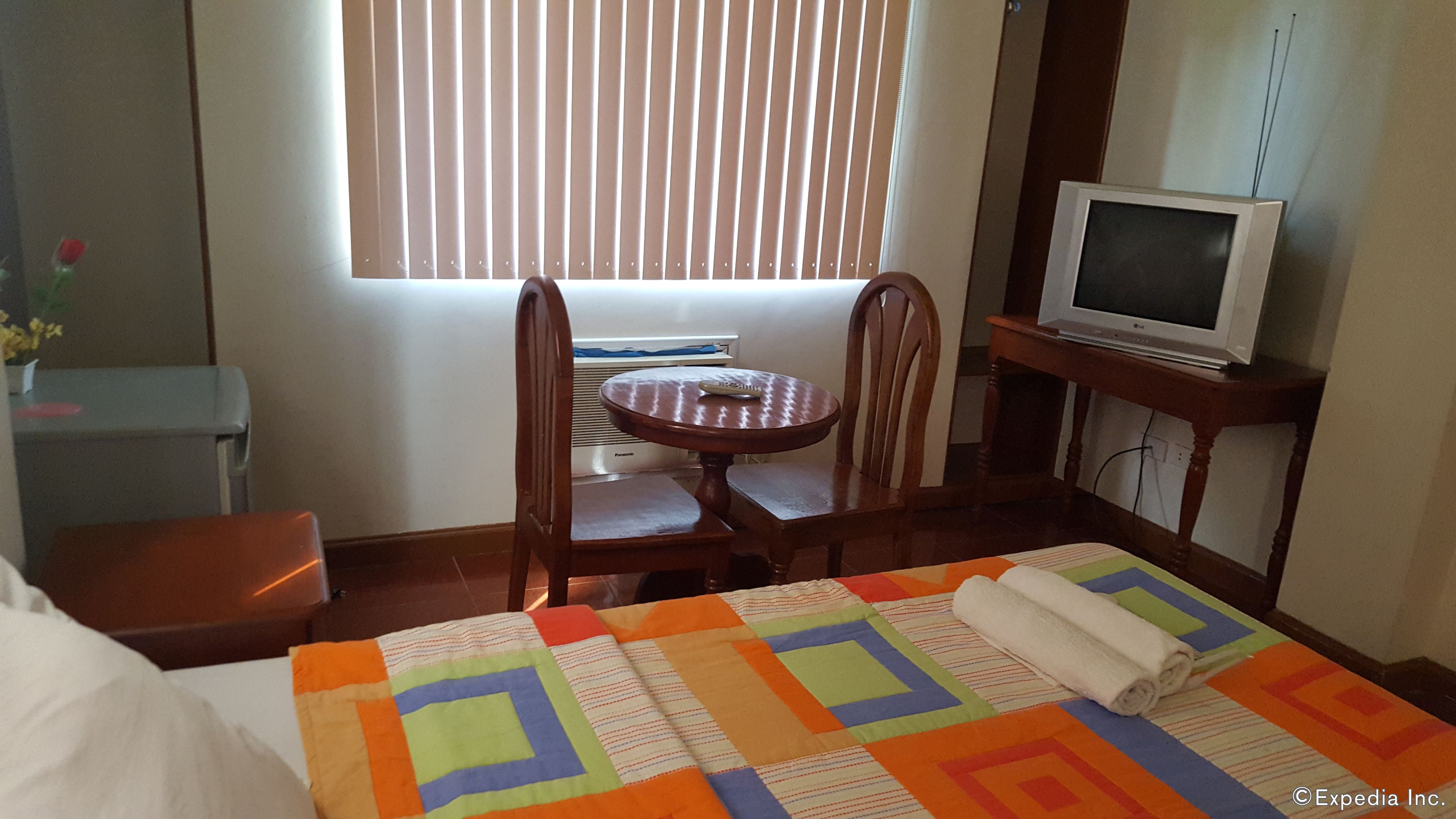 room, 1 queen bed | minibar, rollaway beds, bed sheets