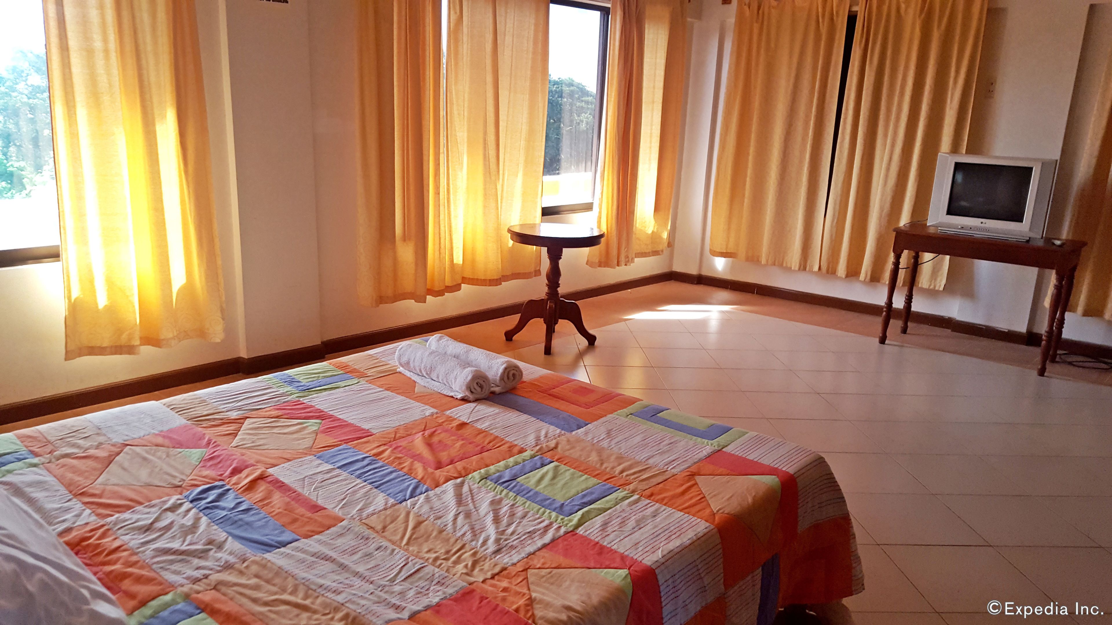 suite | minibar, rollaway beds, bed sheets