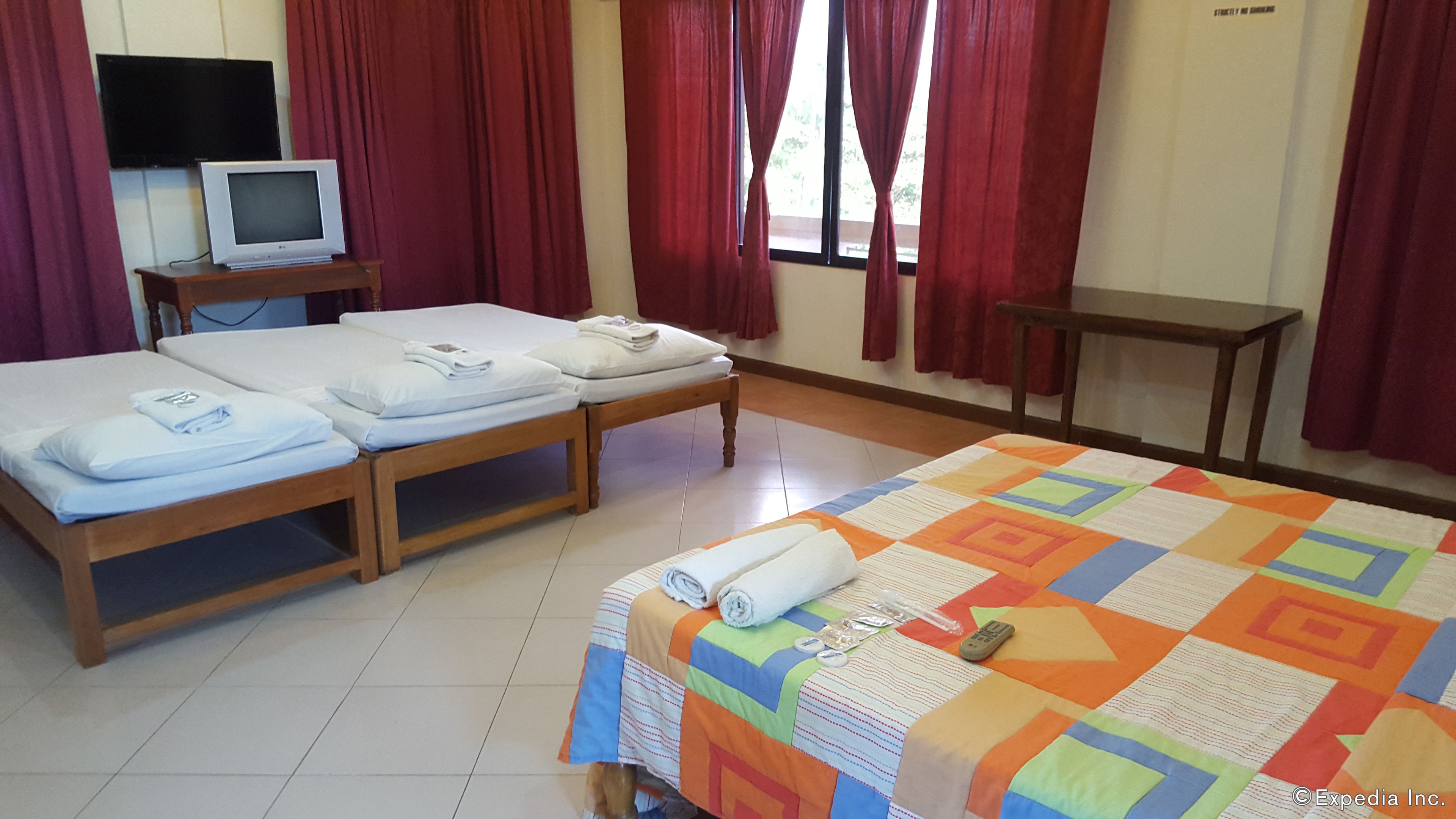 family room | minibar, rollaway beds, bed sheets