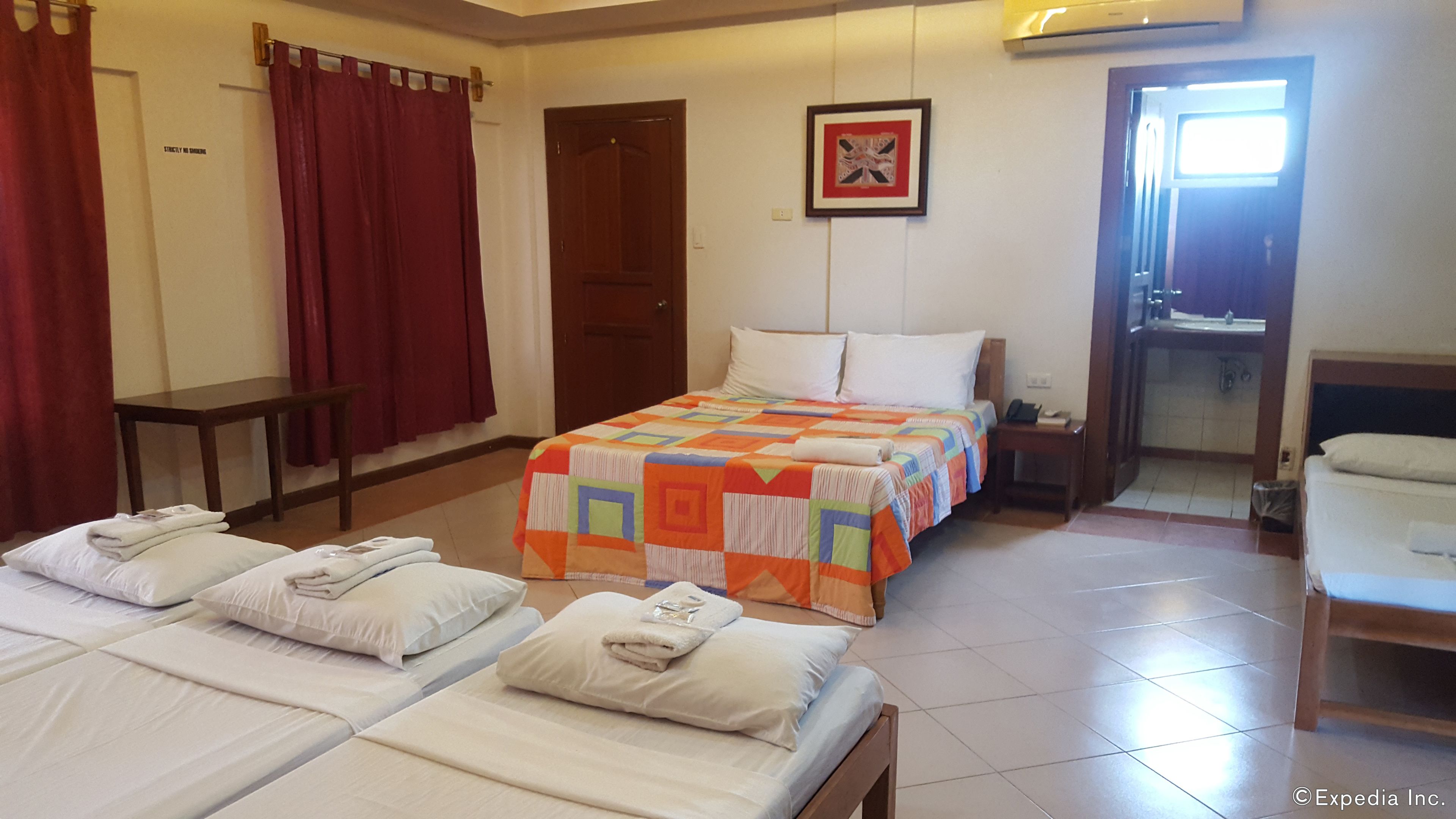 family room | minibar, rollaway beds, bed sheets