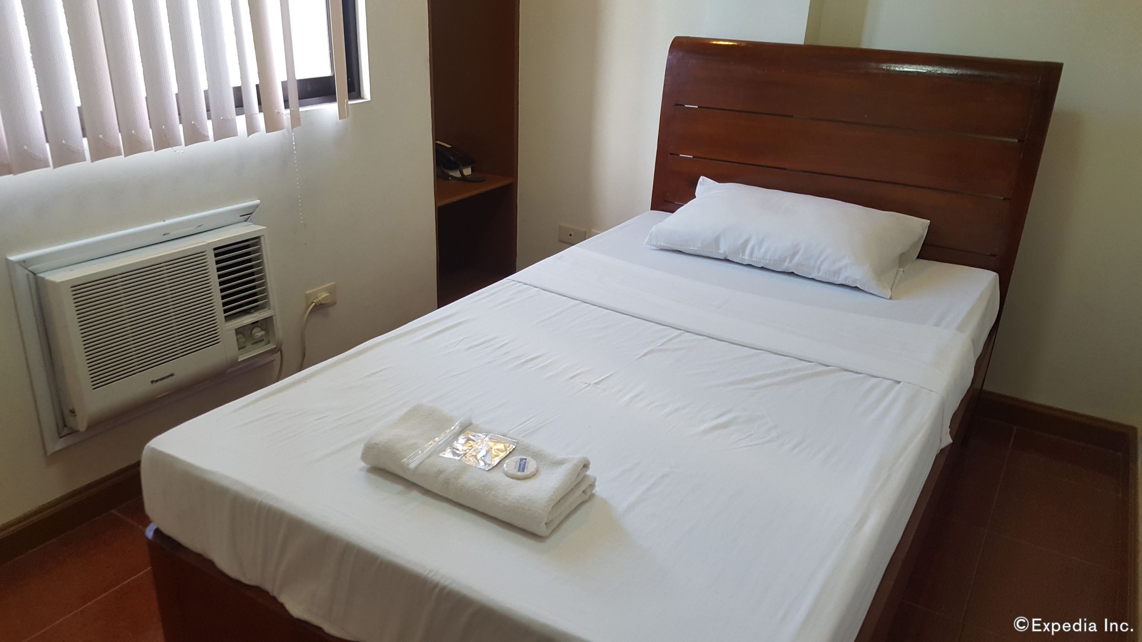 room, 1 queen bed | minibar, rollaway beds, bed sheets