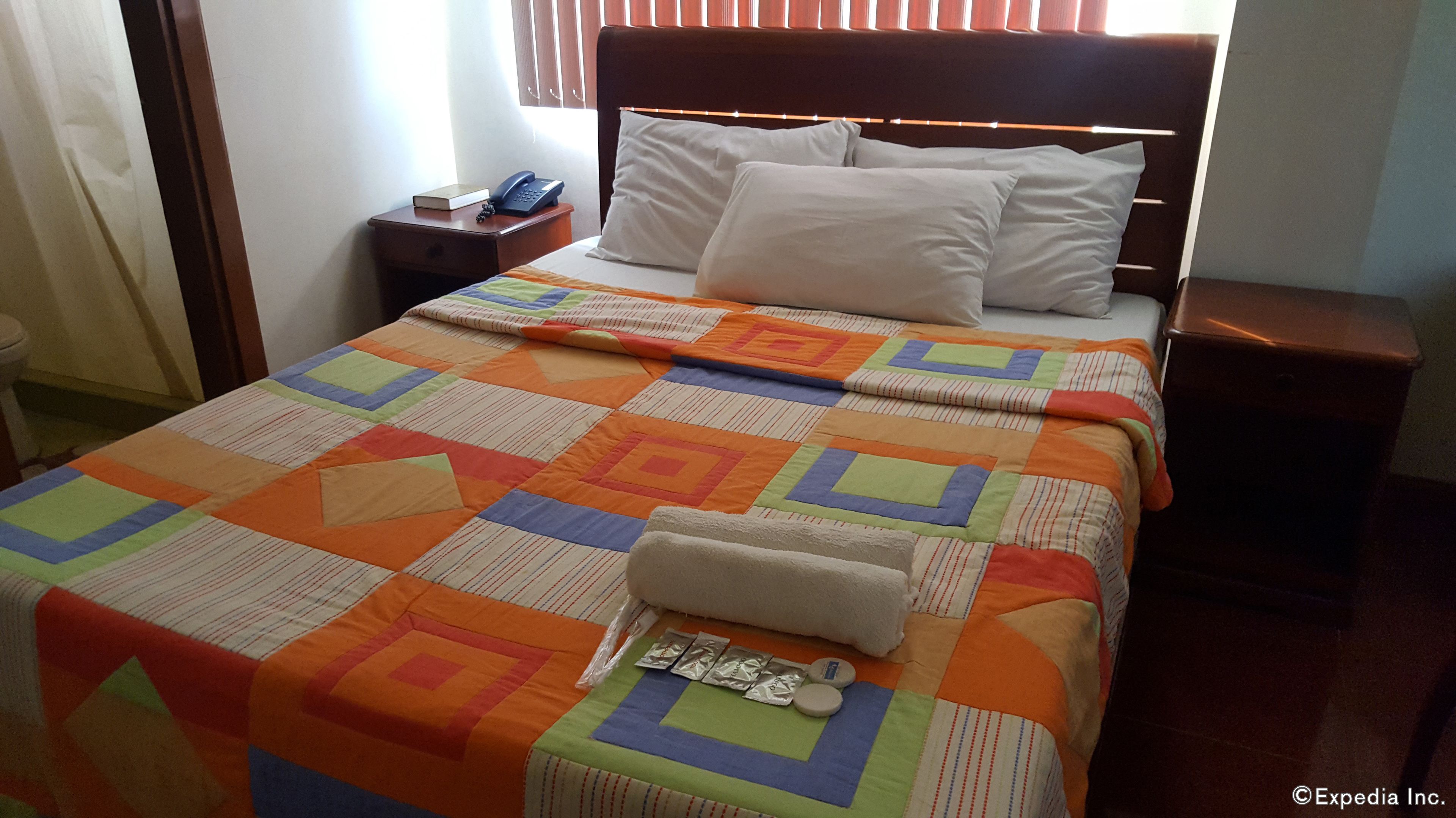 room, 1 queen bed | minibar, rollaway beds, bed sheets