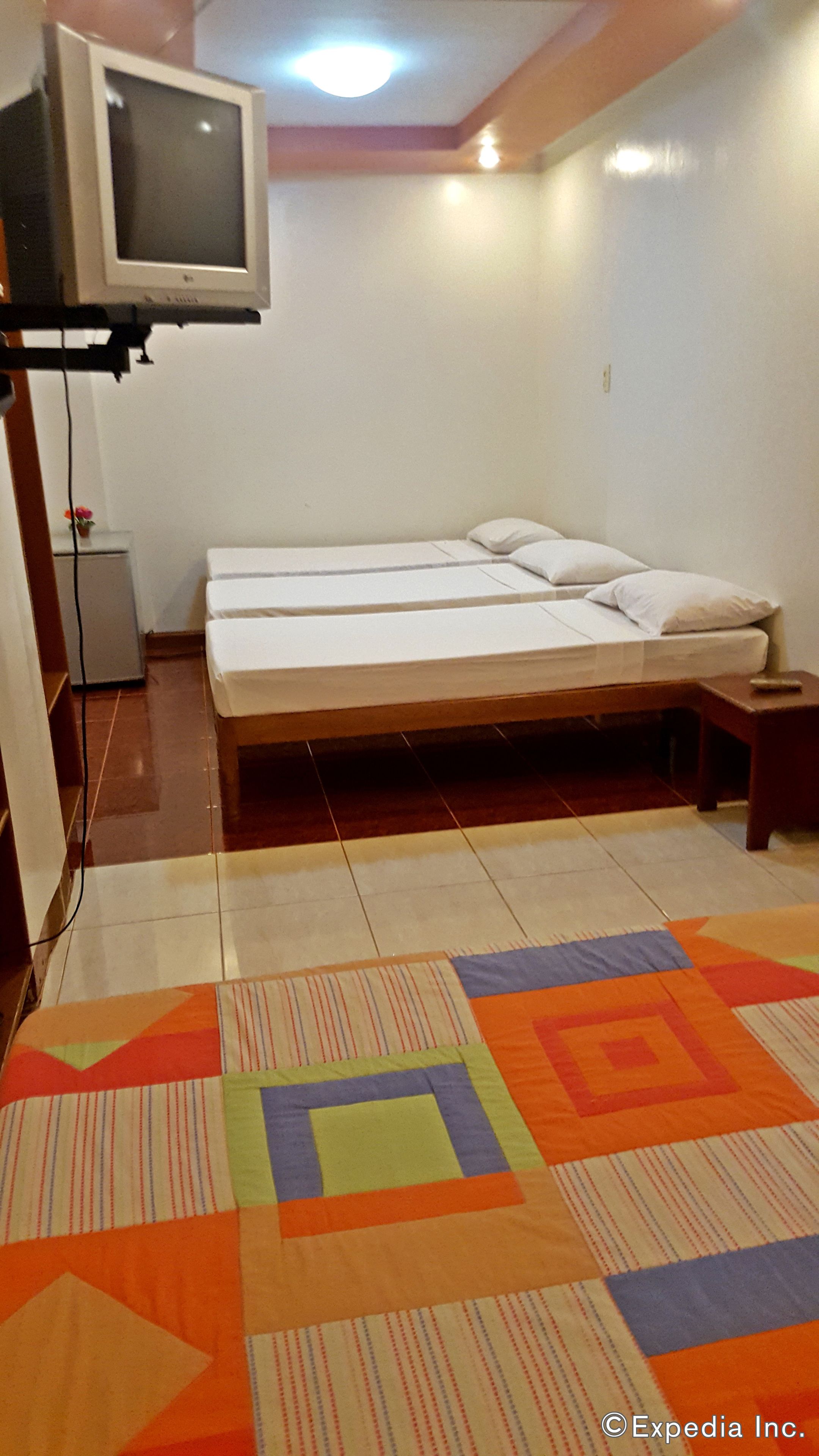 family room | minibar, rollaway beds, bed sheets