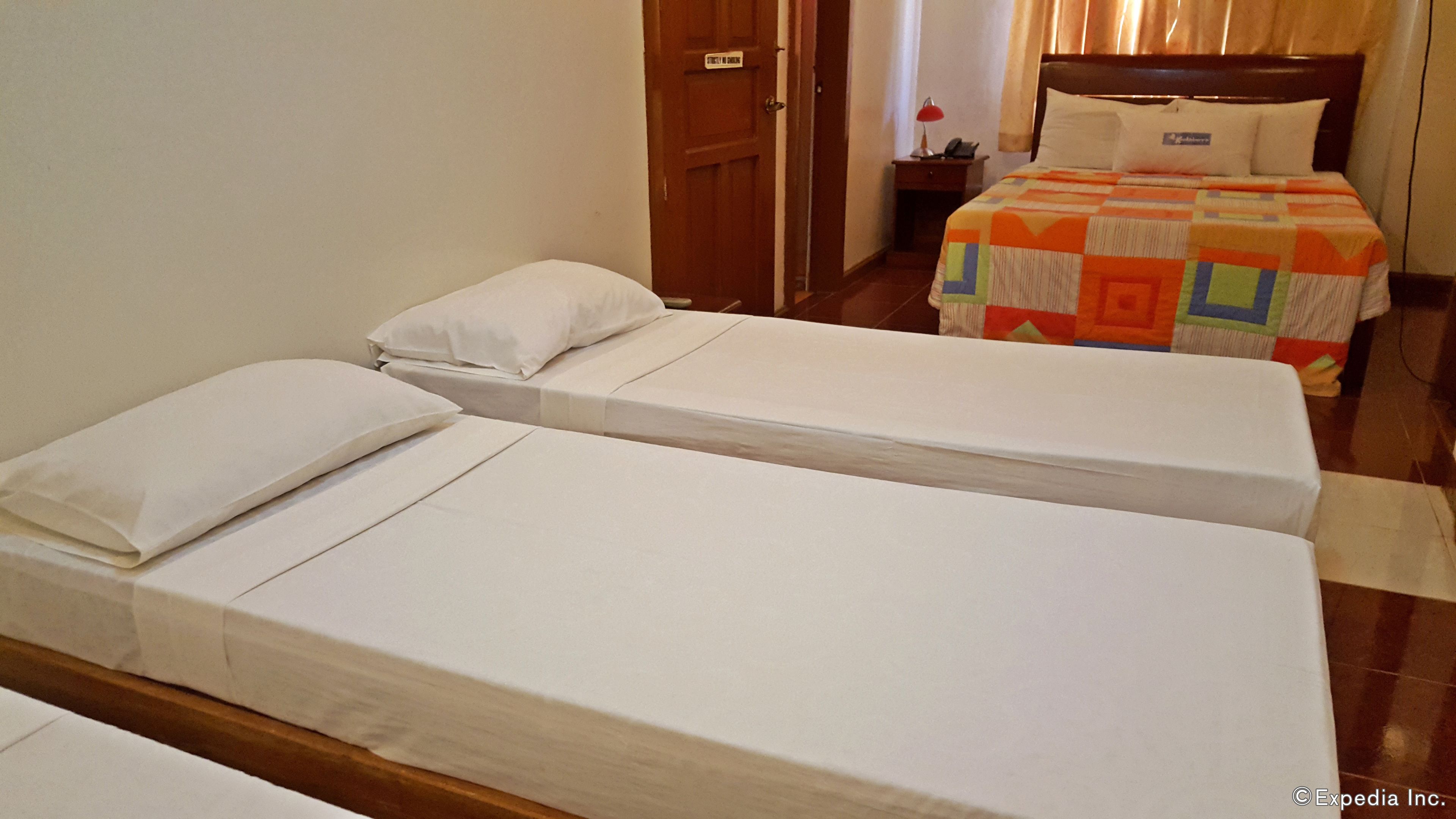 family room | minibar, rollaway beds, bed sheets