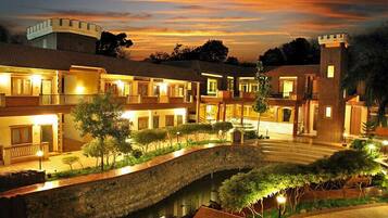 Depan hartanah - siang/malam