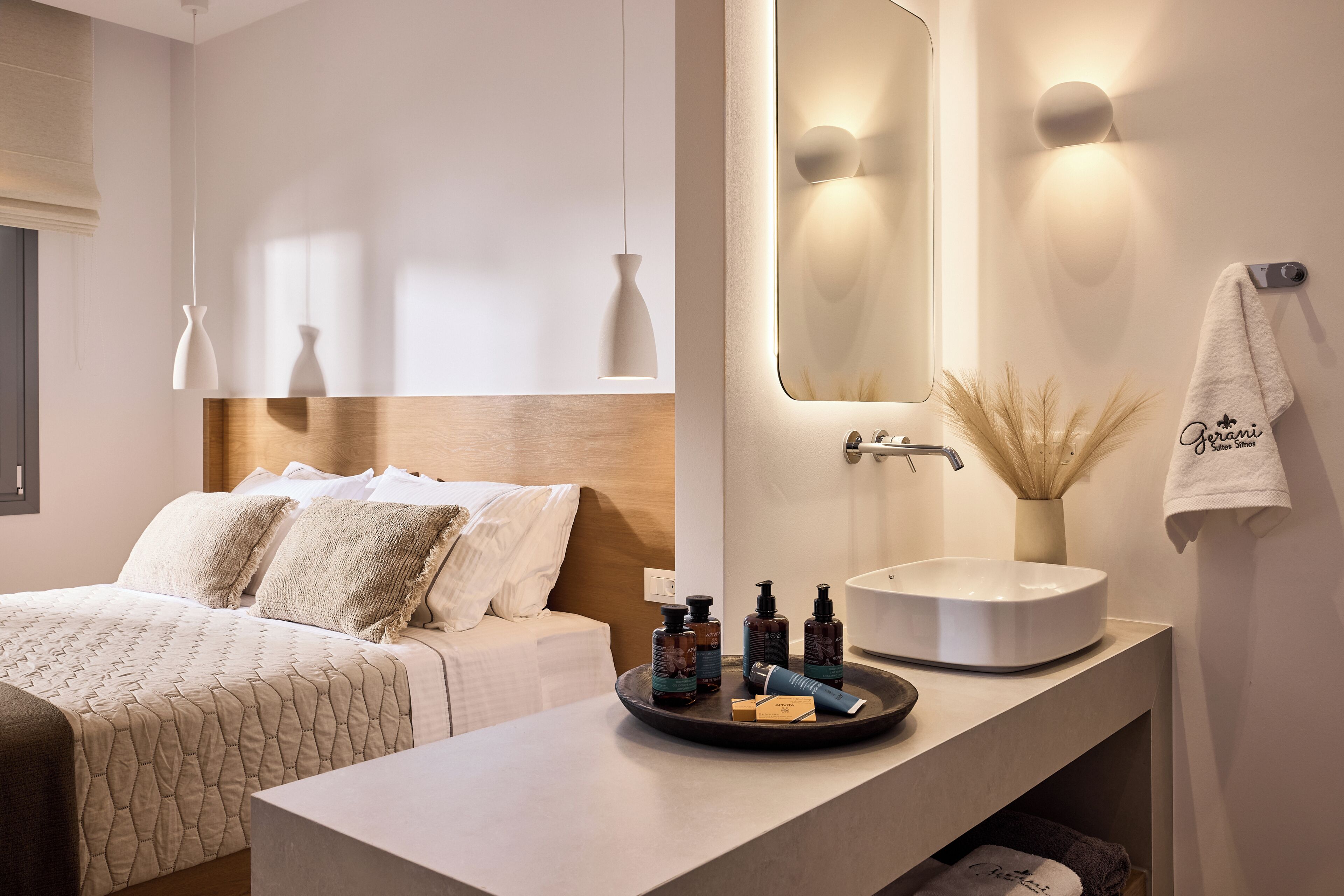 Comfort Double Room Pool Side | Baño | Regadera, amenidades de baño gratuitas, secadora de cabello, pantuflas 