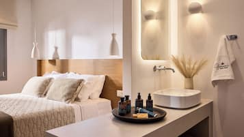 Comfort Double Room Pool Side | Baño | Regadera, amenidades de baño gratuitas, secadora de cabello, pantuflas