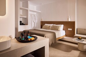 Deluxe Suite Pool Side | Área de sala de estar | Televisión de pantalla plana 