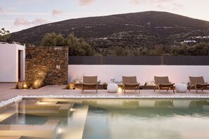 Seasonal outdoor pool, pool loungers - Gerani Suites Sifnos (Sifnos)